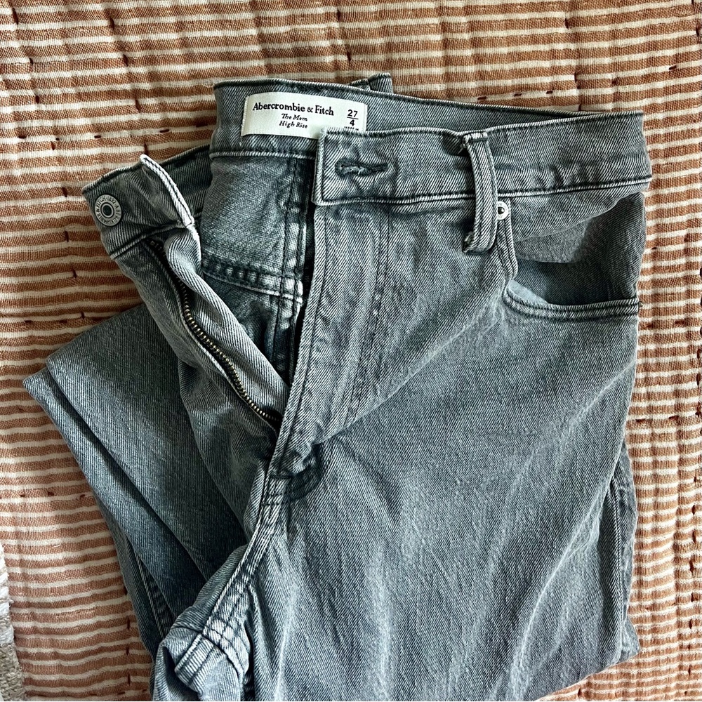 A&F The Mom High Rise in faded black
